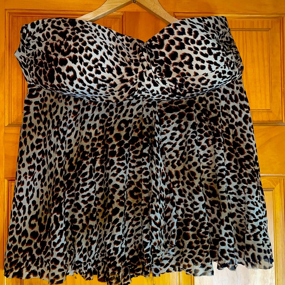 Women’s strapless bathing suit top.